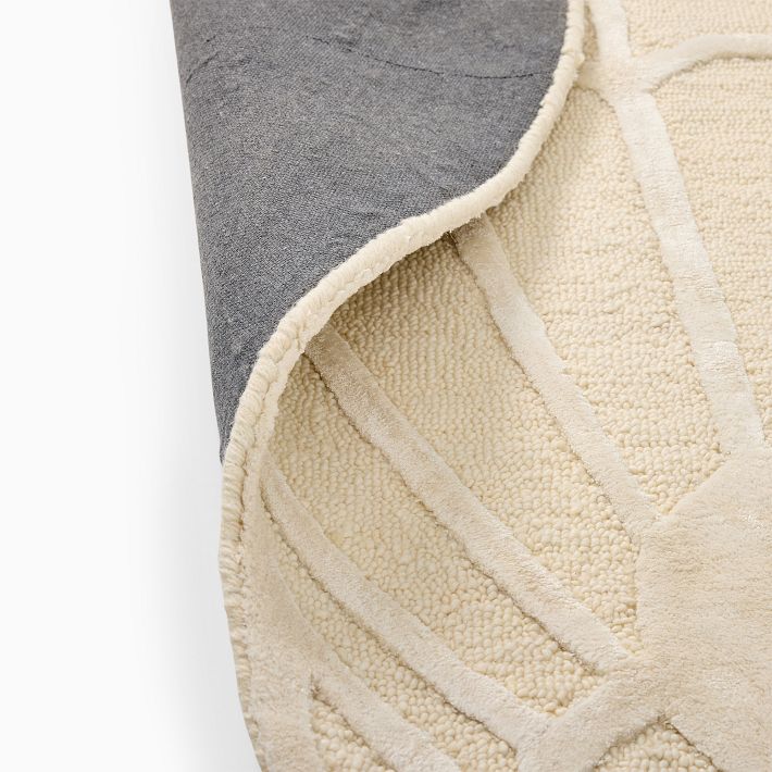 Seashell Shaped Hand-Tufted Rug | Coastal Beach House Accent Carpet | Nautical Ocean Inspired Area Rug for Living Room, Nursery