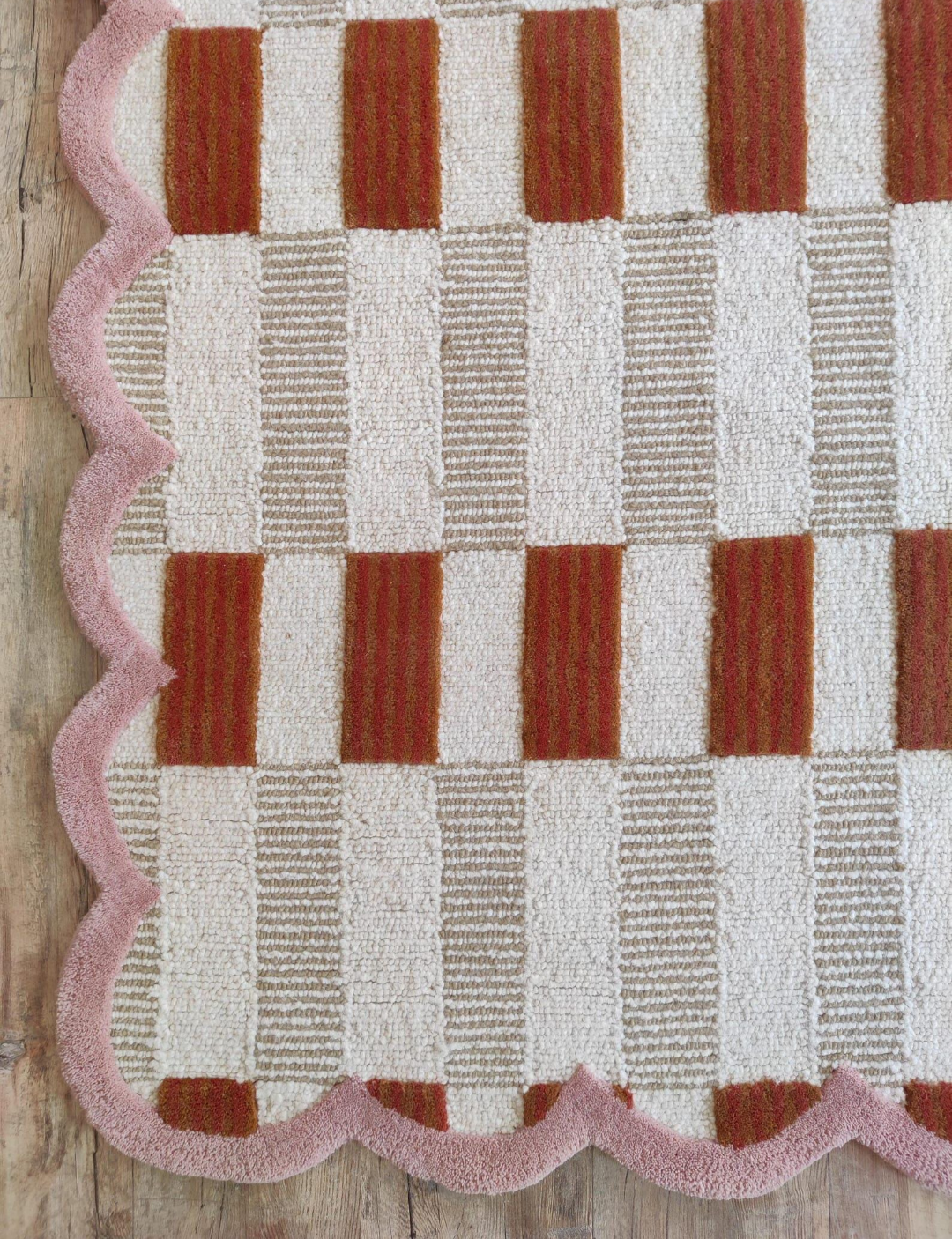 Handmade Checkerboard Scalloped Rug – Modern Tufted Area Carpet, Retro Red & Beige Check Rug with Pink Border, Aesthetic Home Decor