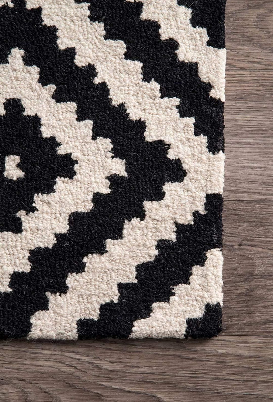Modern Black and White Geometric Rug – Handwoven Area Carpet for Stylish Interiors Nuha Rugs