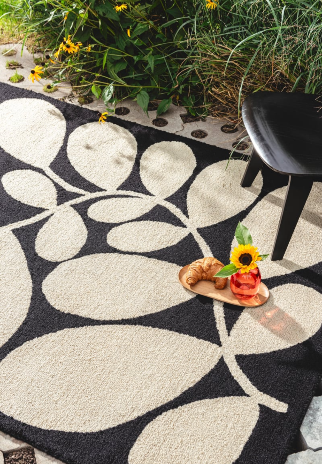 Modern Black and Beige Leaf Pattern Area Rug – Elegant Botanical Design for Living Room, Bedroom & Office Décor