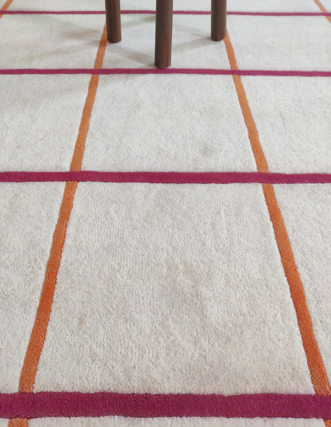 Handmade Grid Pattern Rug – Modern Tufted Area Carpet, Minimalist Cream Rug with Orange & Red Lines, Contemporary Geometric Home Decor