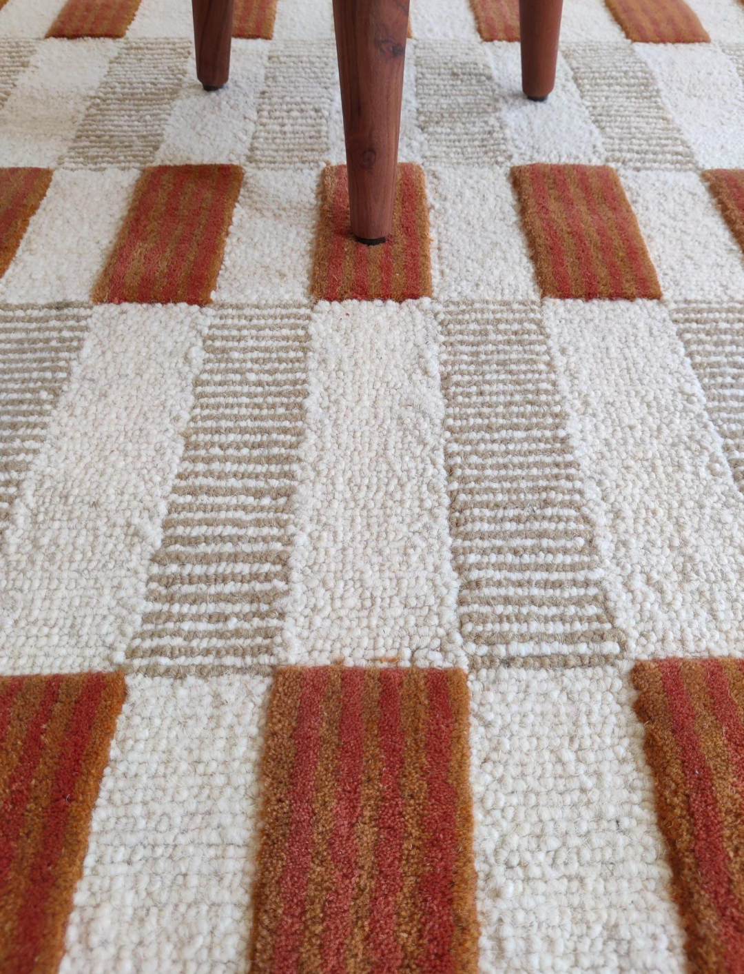 Handmade Checkerboard Scalloped Rug – Modern Tufted Area Carpet, Retro Red & Beige Check Rug with Pink Border, Aesthetic Home Decor