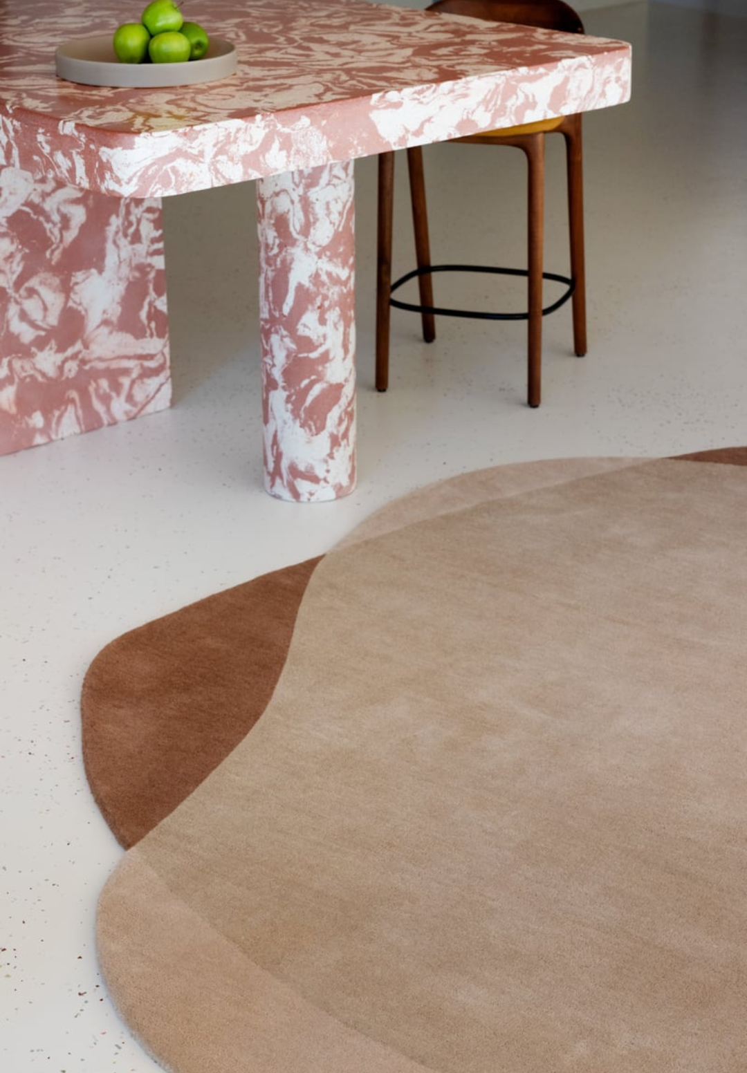 Modern Organic Shape Area Rug – Overlapping Beige & Brown Abstract Design for Contemporary Living Room & Bedroom Décor