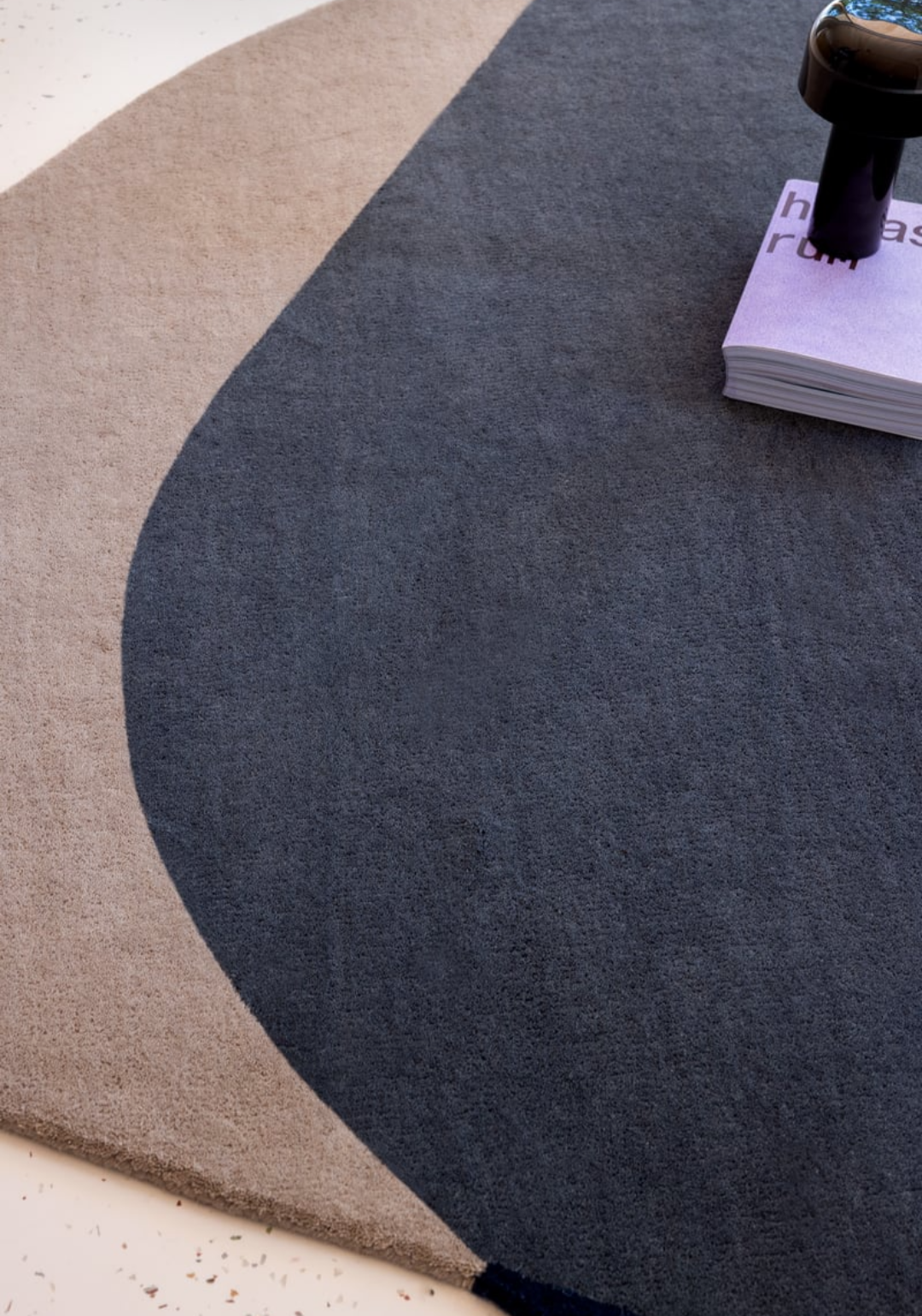 Contemporary Organic Shape Area Rug – Overlapping Navy, Gray & Beige Abstract Design for Modern Living Room & Bedroom Décor