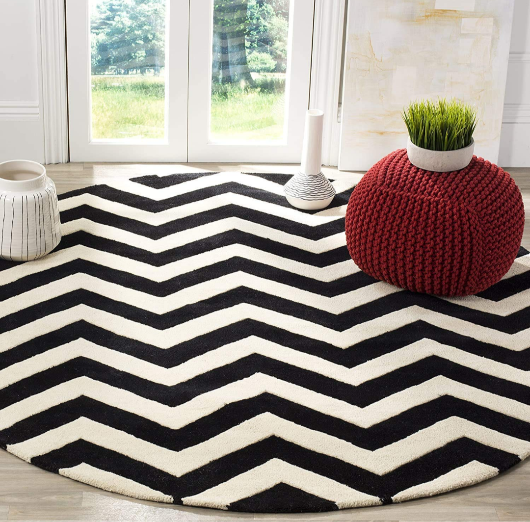 Modern Black and White Chevron Round Rug – Bold Geometric Pattern Area Carpet for Living Room, Bedroom, or Office Decor