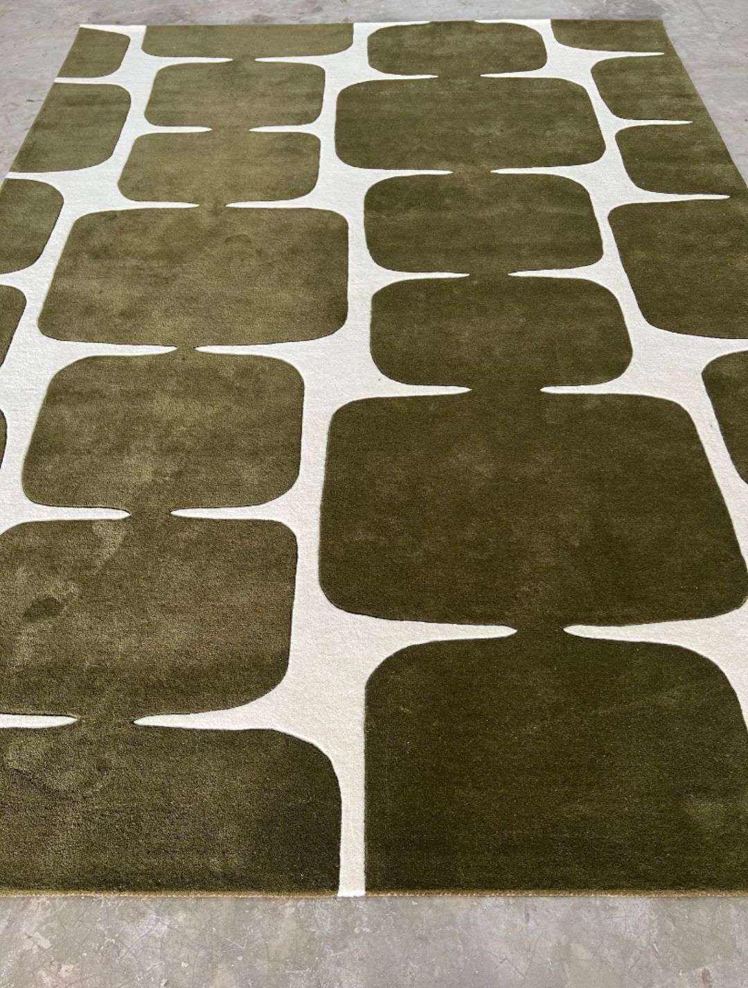 Modern Geometric Olive Green Rug – Abstract Grid Pattern Nuha Rugs