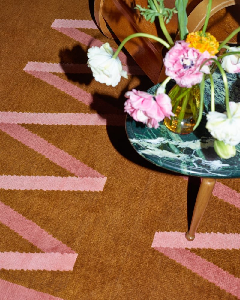 Modern Hand Tufted Geometric Zigzag Rug in Mustard Brown with Blush Pink Border – Contemporary Abstract Designer Area Rug for Living Room & Bedroom Decor