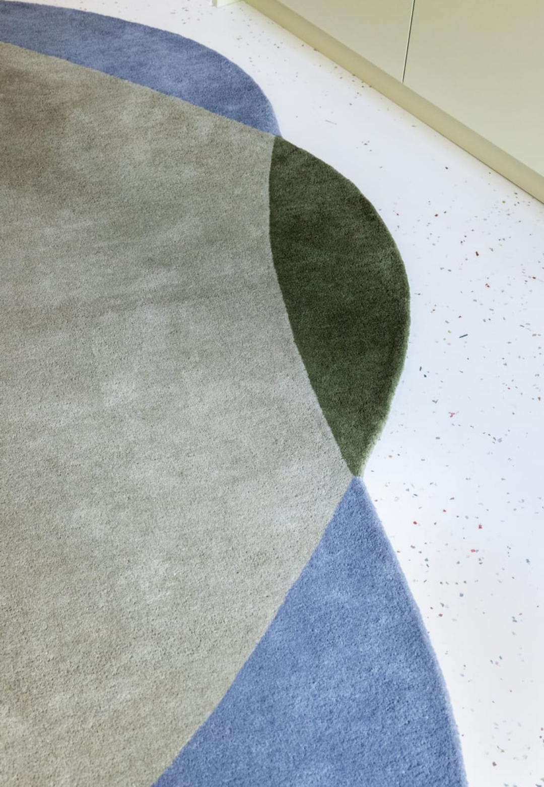 Modern Irregular Shape Abstract Area Rug – Overlapping Blue & Olive Green Contemporary Carpet for Living Room & Bedroom