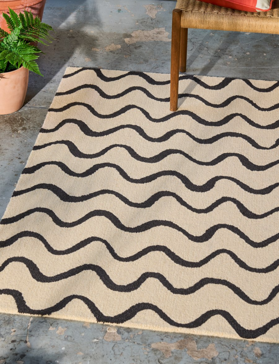 Black & Ivory Wavy Line Area Rug – Modern Geometric Handcrafted Carpet for Living Room, Bedroom & Office Décor
