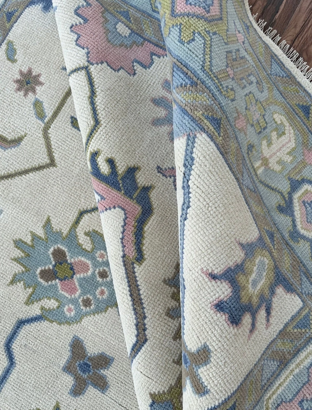 Hand Knotted Oushak Rug – Ivory Turkish Wool Area Rug with Soft Pastel Motifs