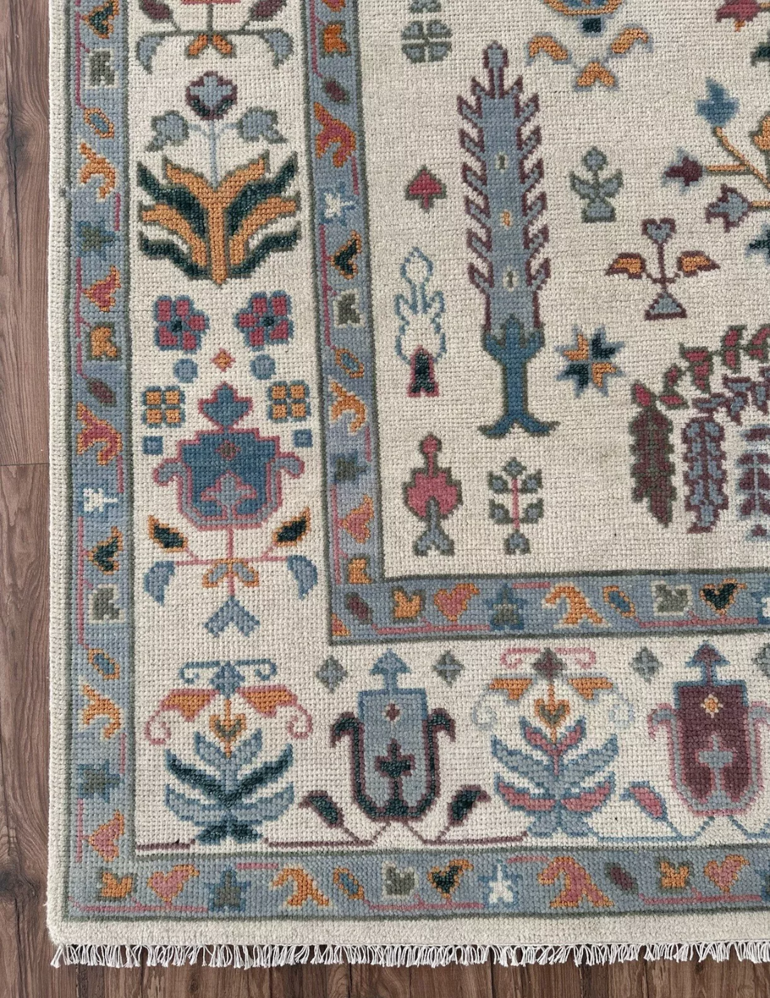 Hand-Knotted Oushak Rug: Exquisite Tree of Life Design on Cream Background - Authentic Indian Craftsmanship