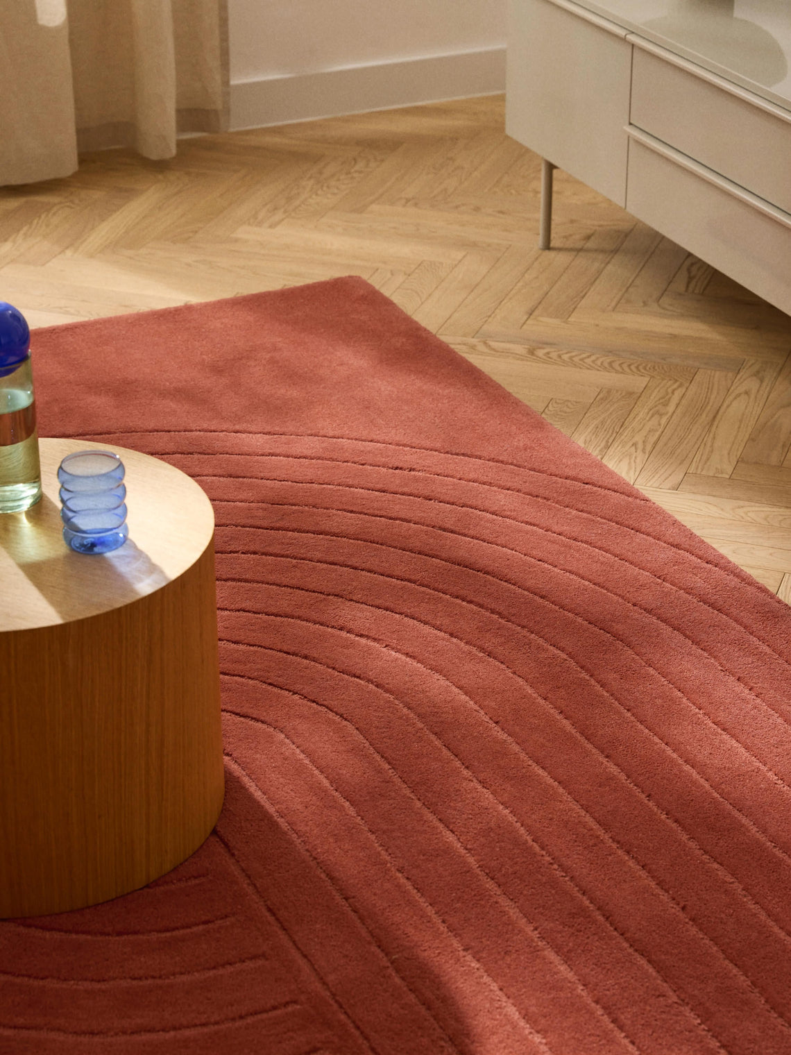Modern Hand-Tufted Red Area Rug – Minimalist Abstract Carpet for Living Room & Home Decor
