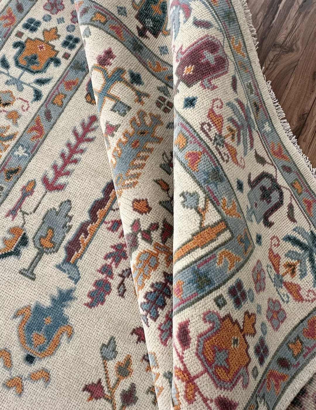 Hand-Knotted Oushak Rug: Exquisite Tree of Life Design on Cream Background - Authentic Indian Craftsmanship