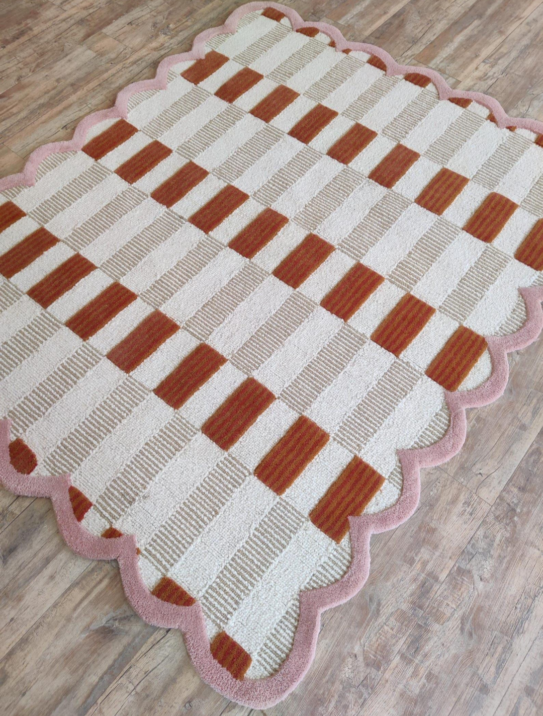 Handmade Checkerboard Scalloped Rug – Modern Tufted Area Carpet, Retro Red & Beige Check Rug with Pink Border, Aesthetic Home Decor