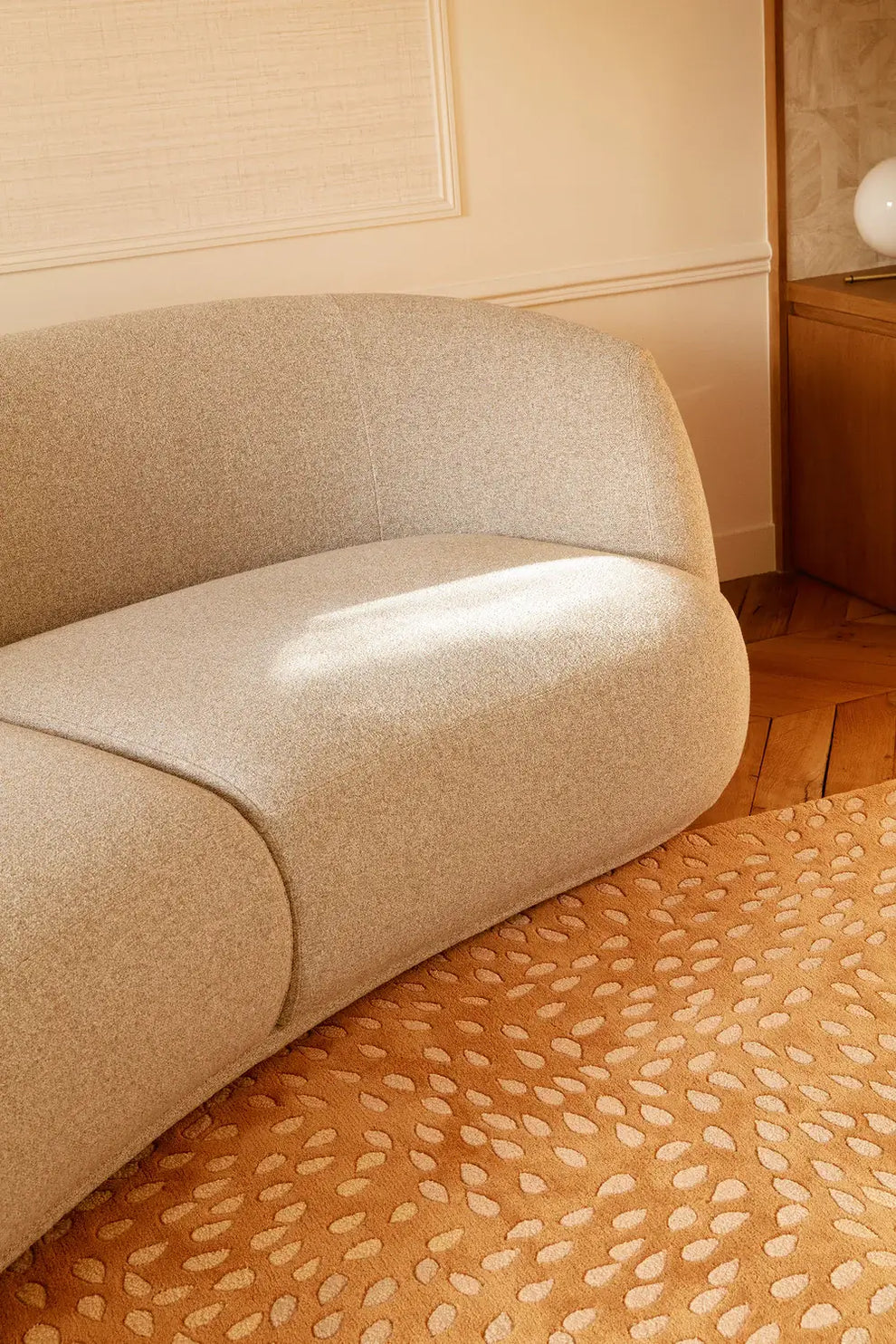 Golden Dune Abstract Hand Tufted Rug – Modern Organic Wool Area Rug, Beige Speckled Carpet, Contemporary Scandinavian Home Decor Rug
