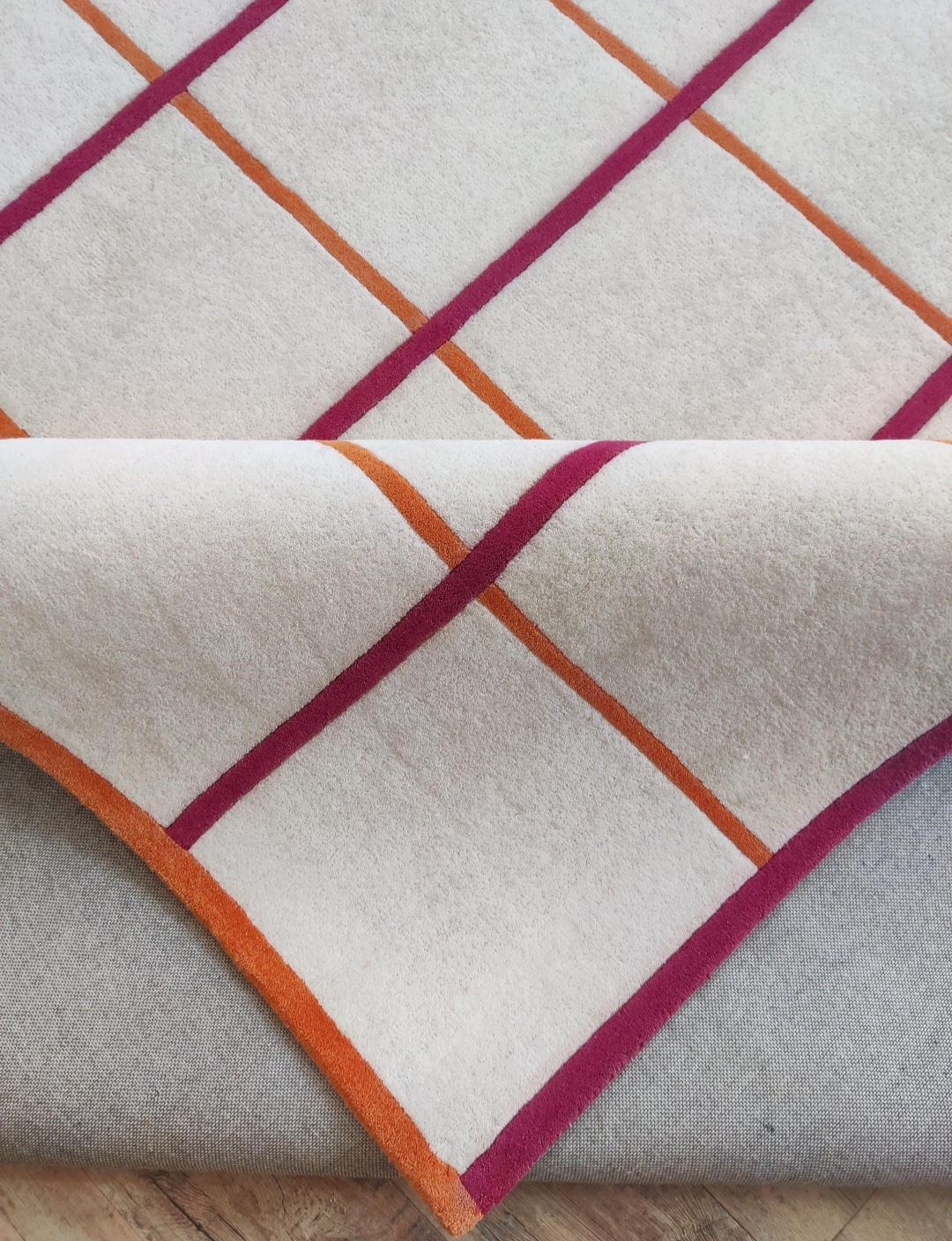 Handmade Grid Pattern Rug – Modern Tufted Area Carpet, Minimalist Cream Rug with Orange & Red Lines, Contemporary Geometric Home Decor