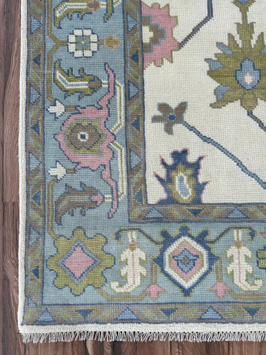 Hand Knotted Oushak Rug – Ivory Turkish Wool Area Rug with Soft Pastel Motifs