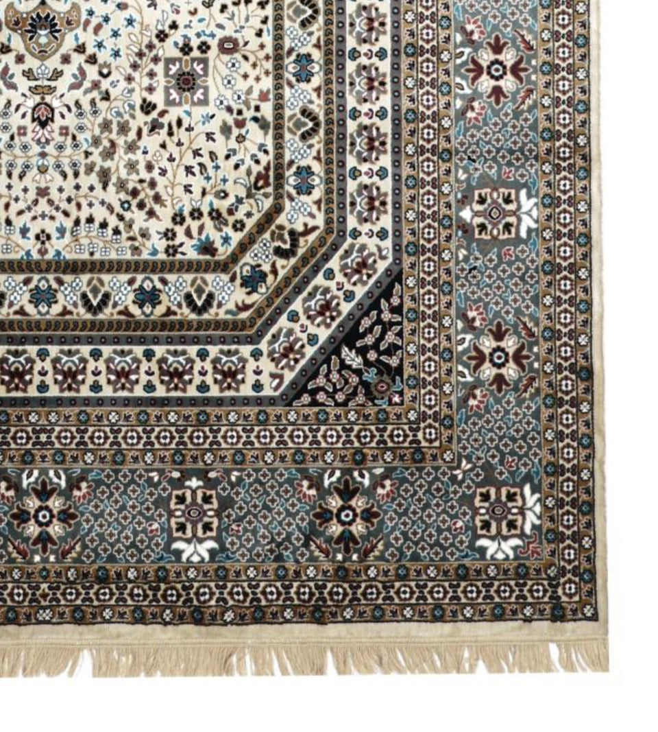 Luxury Persian Silk Rug in Cream – Elegant Medallion Oriental Carpet for Living Room