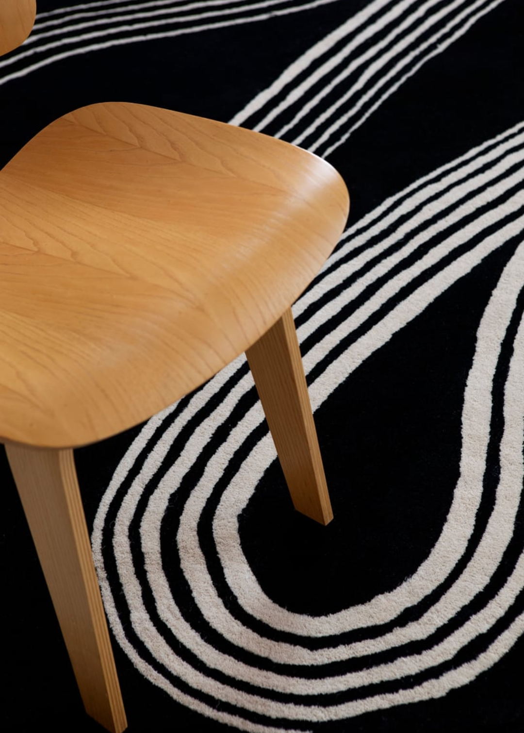 Modern Abstract Black & White Wool Rug – Hand-Tufted Contemporary Swirl Design for Living Room, Bedroom & Office Décor