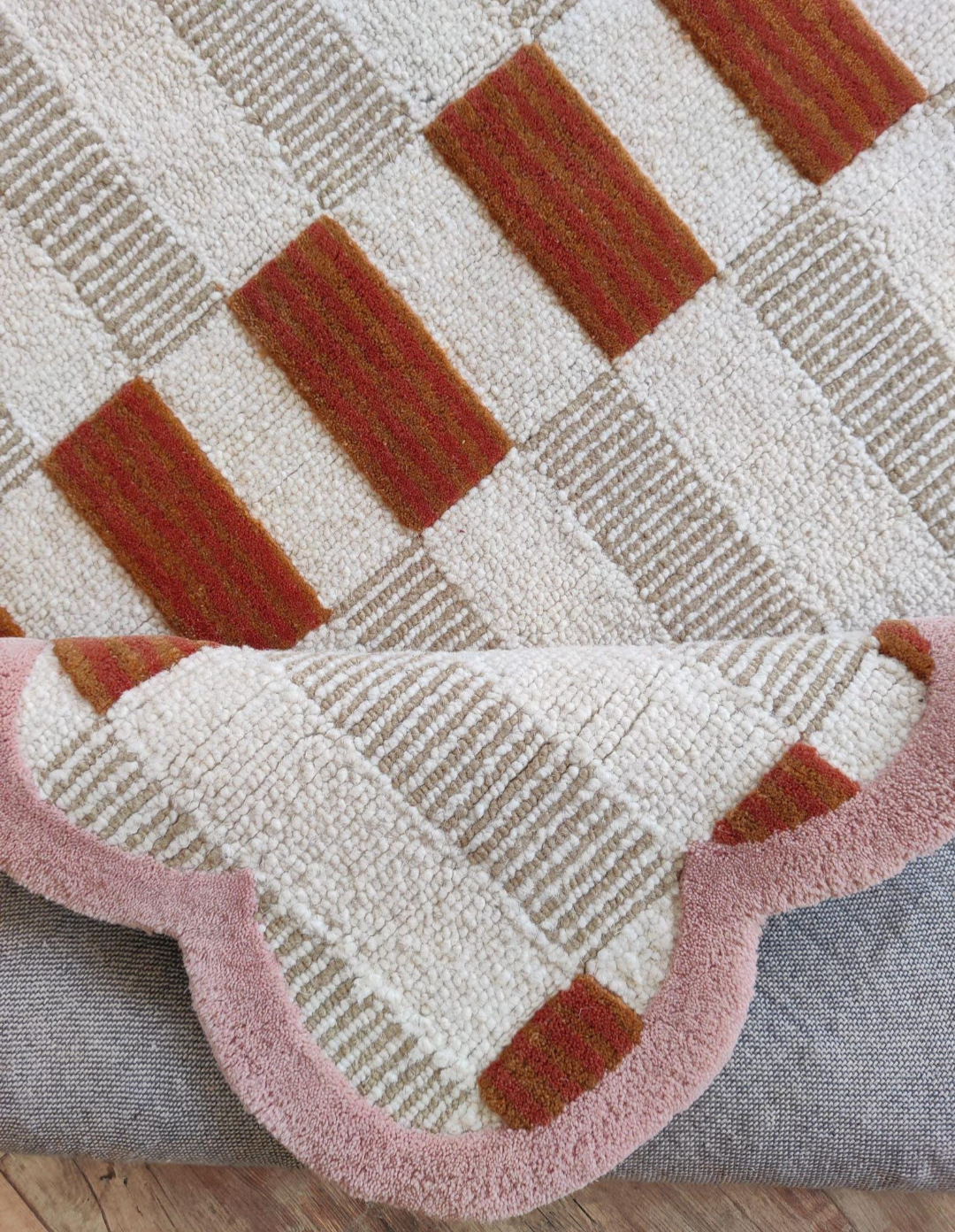 Handmade Checkerboard Scalloped Rug – Modern Tufted Area Carpet, Retro Red & Beige Check Rug with Pink Border, Aesthetic Home Decor