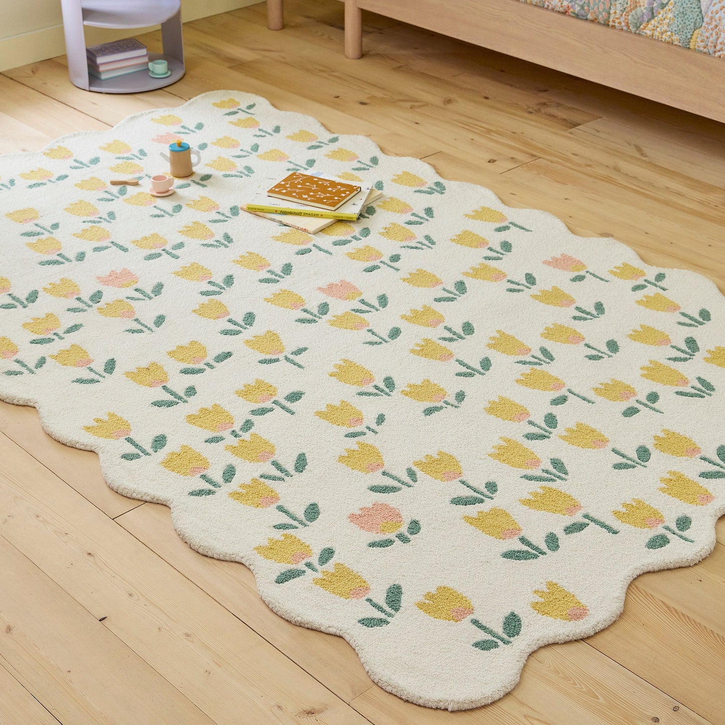 Hand-Tufted Floral Tulip Rug with Scalloped Edges – Yellow & Pink Flowers, Soft Wool Carpet for Living Room, Bedroom & Nursery Decor