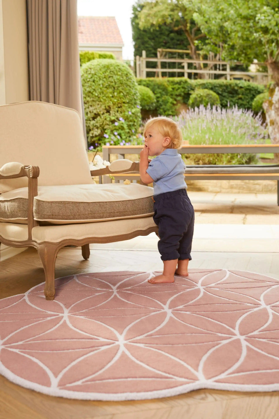 Pink Flower Shaped Hand-Tufted Rug – Modern Geometric Carpet for Kids Room, Nursery, or Play Area – Soft Wool Pet-Friendly Floor Mat
