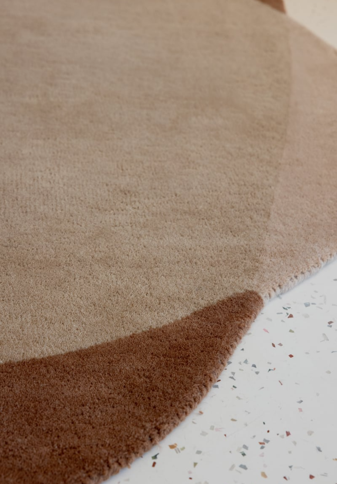 Modern Organic Shape Area Rug – Overlapping Beige & Brown Abstract Design for Contemporary Living Room & Bedroom Décor