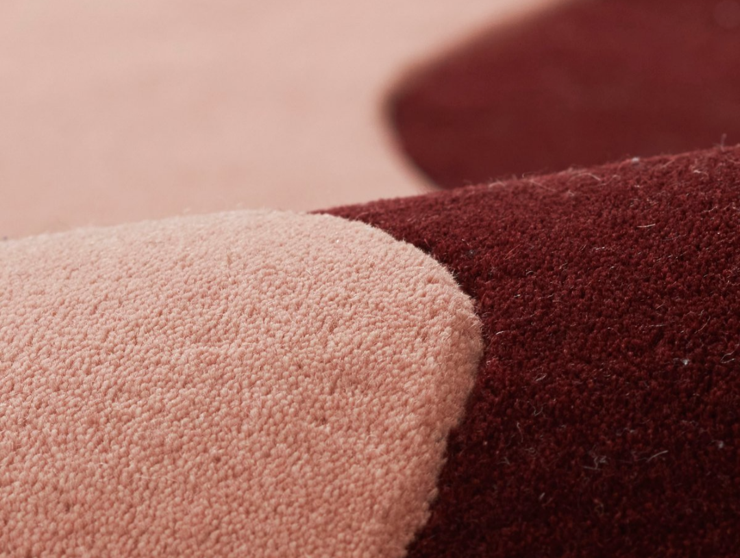Modern Red & Pink Wave Edge Area Rug – Contemporary Abstract Hand-Tufted Carpet for Living Room, Bedroom & Office Décor